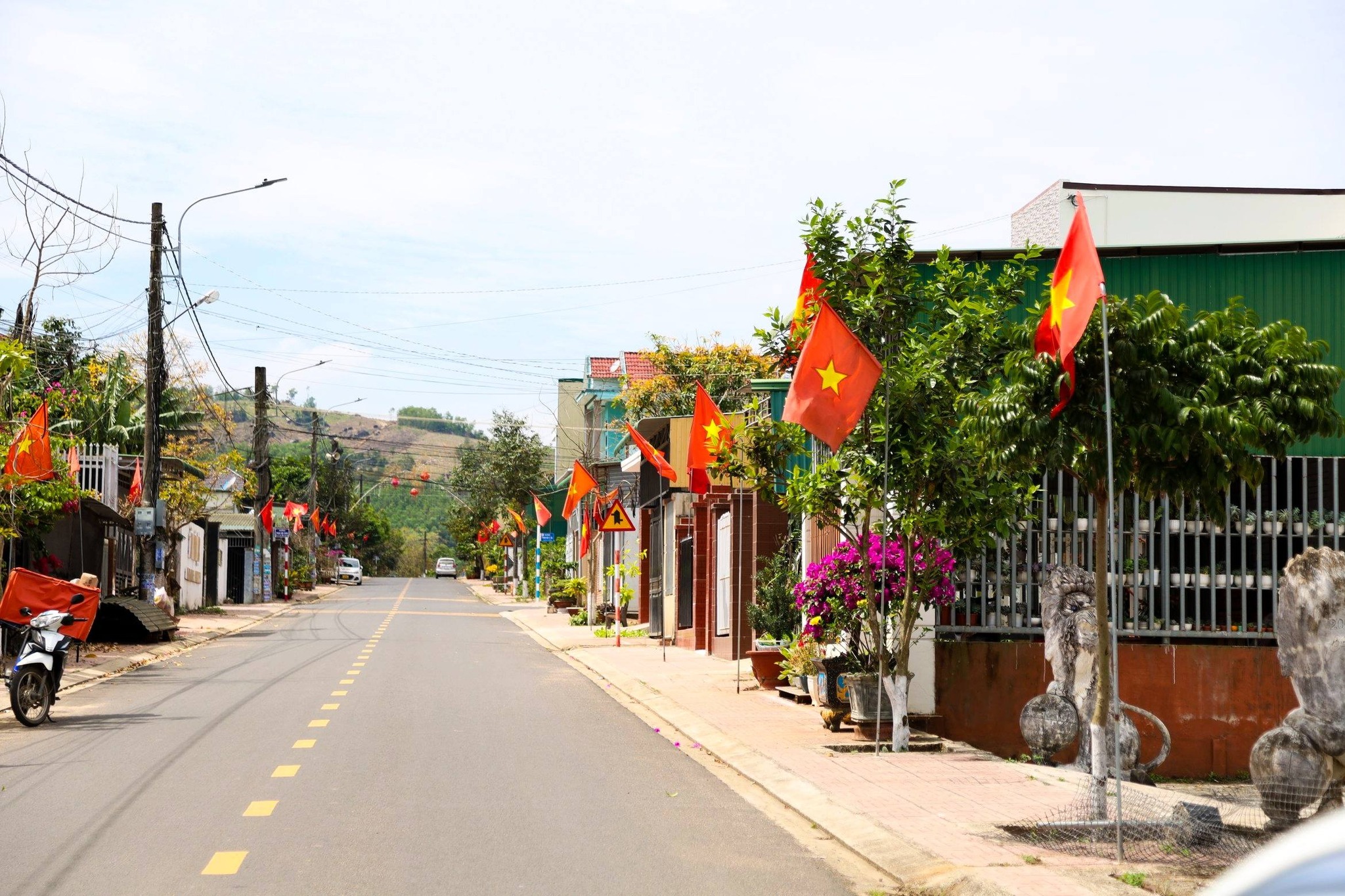 Tuyến đường Thôn 15, xã M'Drắk cờ Tổ Quốc tung bay